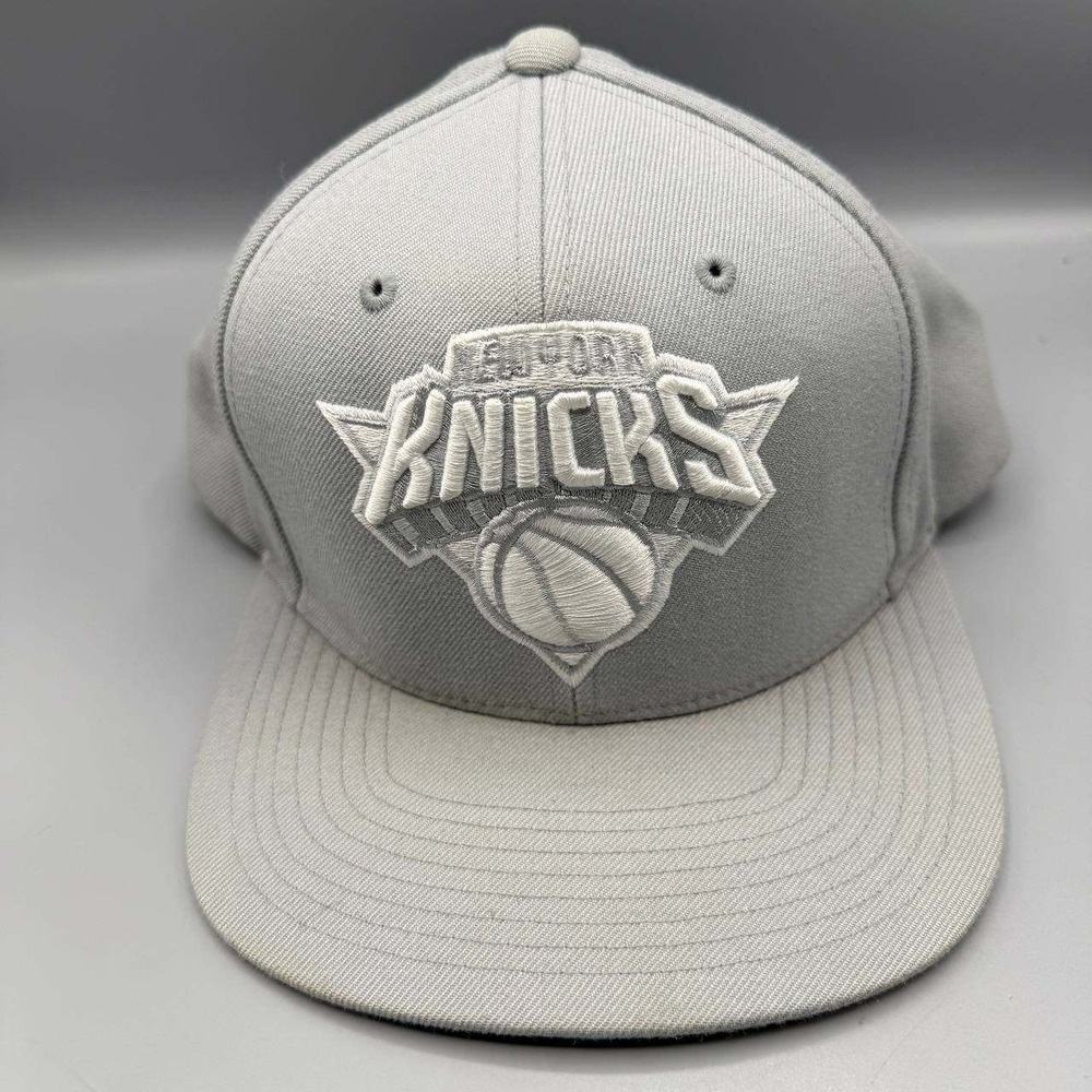 New York Knicks Hat Men Gray Mitchell & Ness NBA Snap Back Cap